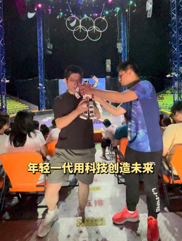 人类首届机器人运动会：跑歪了+撞人了+打哆嗦，但我却看到了中国智造的未来-8