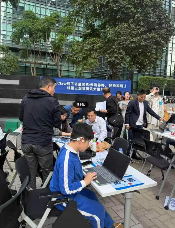 腾讯工程师摆摊免费装OpenClaw，排队的人有小学生还有大妈(图3)